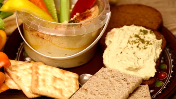 Plato Hummus Con Aceite Oliva Especias Verduras Imágenes Vídeo Uhd — Vídeos de Stock