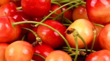 Taze, sulu, tatlı vişne dönüşümlü. Kirazlı tatlı dokular. Yan görüş. 4K UHD video görüntüsü 3840X2160.