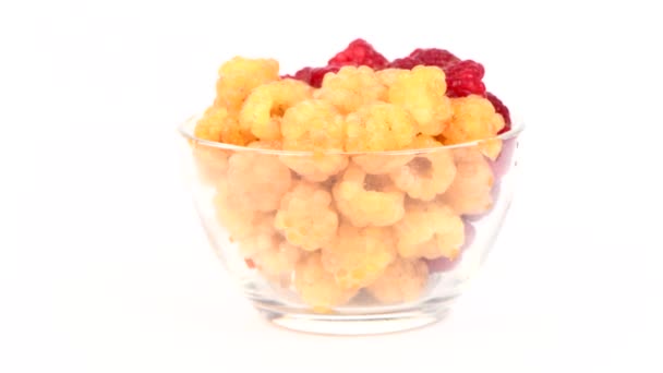 Φρέσκα Σμέουρα Γυάλινο Πιάτο Δύο Τύποι Φρούτων Βατόμουρο Golden Yellow — Αρχείο Βίντεο