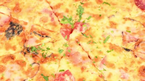 Läcker Italiensk Pizza Nära Håll Rörelse Loopen Sidovy Rotation 360 — Stockvideo