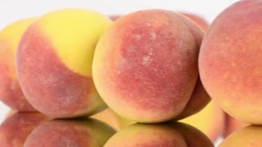 Şeftali aynadan sıralanmış. Hızlandırılmış dönüş. Yan görüş. 4K UHD video görüntüsü 3840X2160.