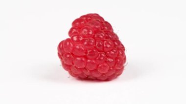 Ahududu yakın çekimi. Döngü hareketi. Üst Manzara. Rotasyon 360. 4K UHD video görüntüsü 3840X2160.