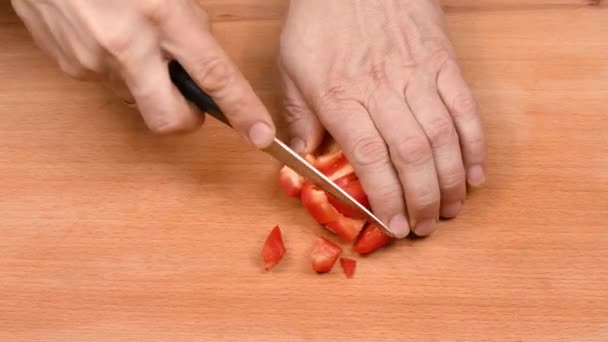 在木板上切甜椒 用锋利的小刀切红辣椒 健康食品概念 准备蔬菜做沙拉 Uhd视频3840X2160 — 图库视频影像