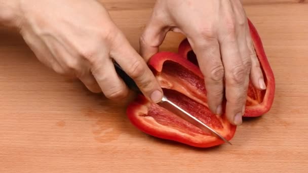 在木板上切甜椒 用锋利的小刀切红辣椒 健康食品概念 准备蔬菜做沙拉 Uhd视频3840X2160 — 图库视频影像
