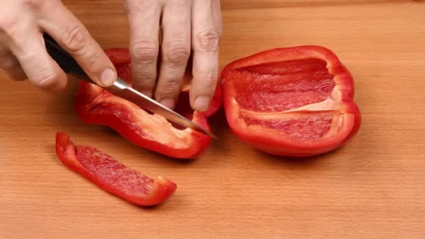 板の上で甘いピーマンをスライス 鋭いナイフで赤唐辛子をみじん切り 健康食品の概念 サラダ用野菜の準備 Uhdビデオ映像3840X2160 — ストック動画