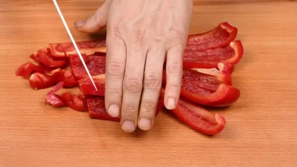 Tahta Bir Kalasta Tatlı Biber Dilimlemek Keskin Bıçakla Taze Kırmızı — Stok video