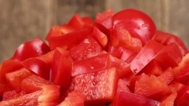 Tatlı biberleri yakın plan kesiyorum. Döngü hareketi. Yan görüş. Rotasyon 360. 4K UHD video görüntüsü 3840X2160.