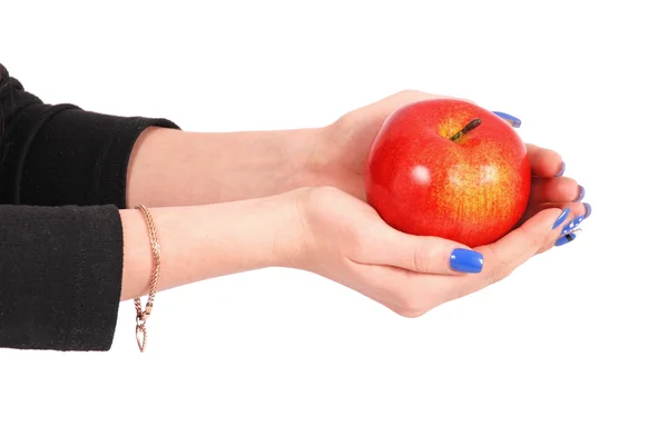 Mädchen hält einen roten Apfel in der Hand — Stockfoto