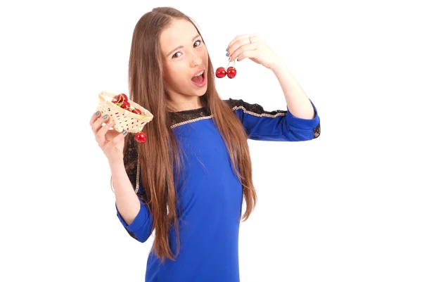 Девушка ест вишни — стоковое фото