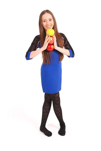 Молода усміхнена брюнетка дівчина тримає три яблука — стокове фото