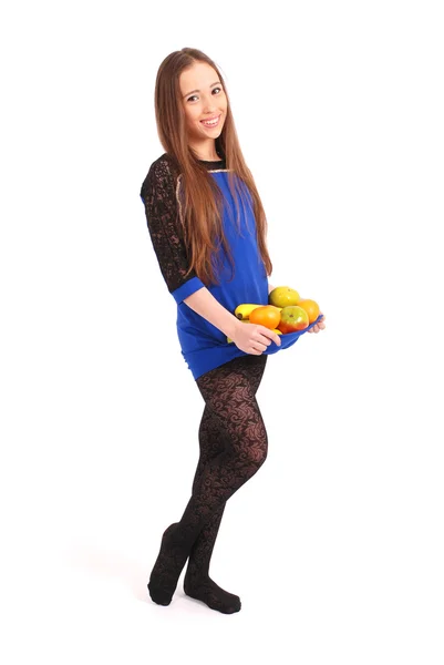 Giovane ragazza con frutta raccolta nel suo vestito — Foto Stock