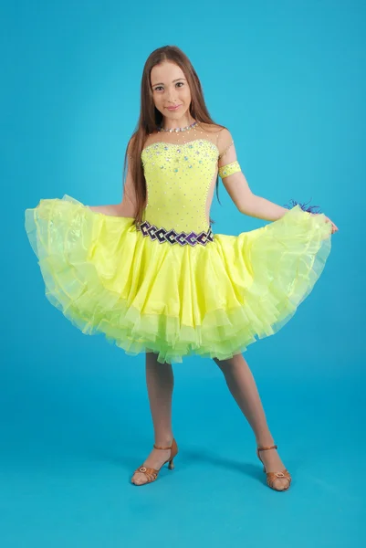 Ung flicka i ballroom klänning — Stockfoto
