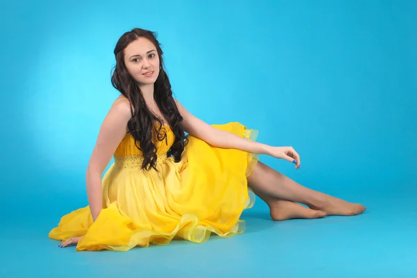 Chica joven en vestido de salón — Foto de Stock