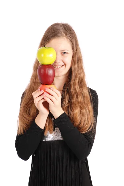 女の子は、新鮮なリンゴを押し — ストック写真