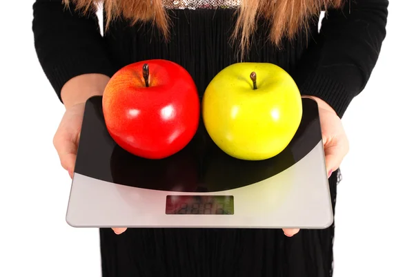 女の子はリンゴの重量を測定します。 — ストック写真