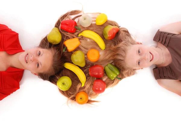 Ritratto due ragazze con peli e frutti intrecciati — Foto Stock