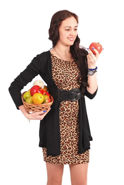 Νεαρό κορίτσι με ένα καλάθι με φρούτα — Φωτογραφία Αρχείου