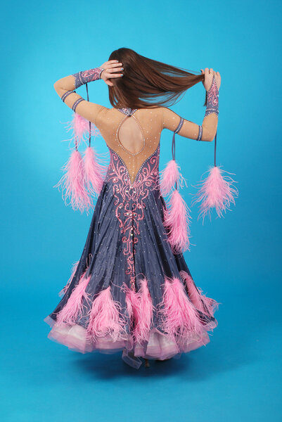 Молодая девушка в бальном платье
