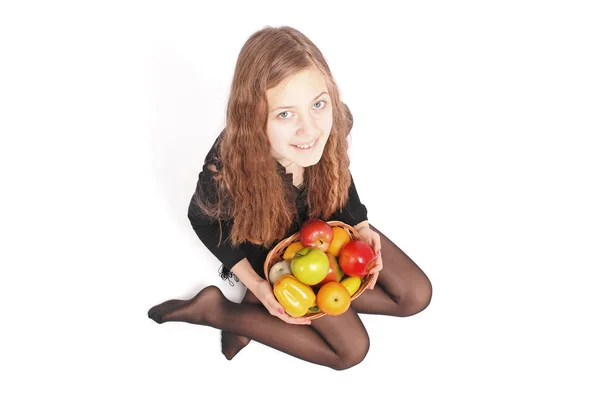 Chica sosteniendo frutas frescas — Foto de Stock