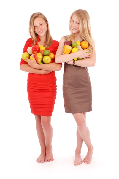 Twee meisje bedrijf vers fruit — Stockfoto