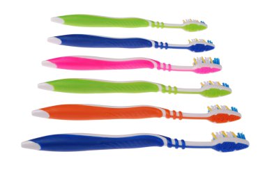 Renkli diş fırçaları. Beyaz arka plan. (6 kırpma yolları)