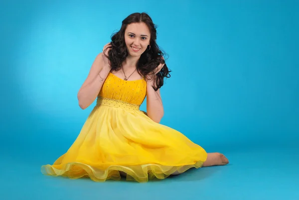 Chica joven en vestido de salón —  Fotos de Stock