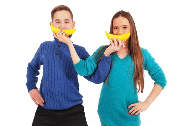 Menino e menina segurando bananas — Fotografia de Stock