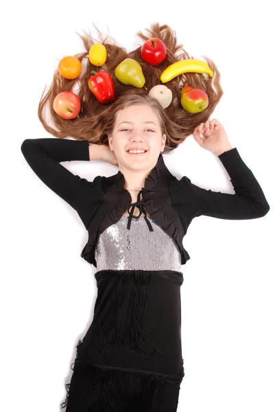 Дівчина тримає свіжі фрукти — стокове фото