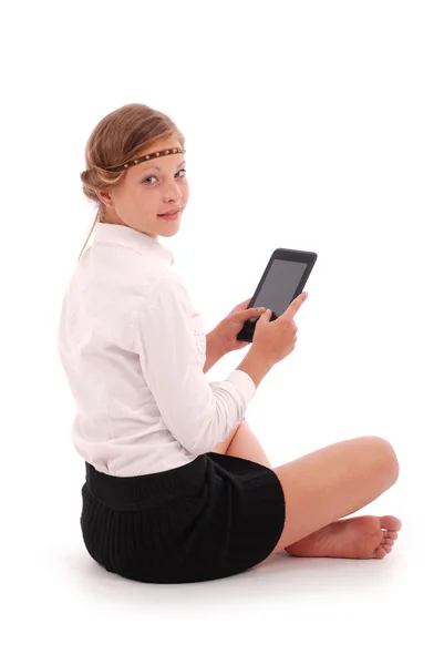 Kız tablet pc oturma sırasında tutar. — Stok fotoğraf