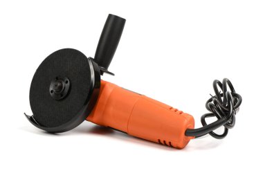 Beyaz arka planda izole edilmiş aşındırıcı diski olan güçlü bir açı öğütücü. Beyaz arkaplanda açı öğütücüleri.