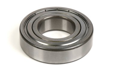 Stüdyo çekimi, doğrudan merkezde, krom çelikten yapılmış, temiz beyaz arka planda izole edilmiş iç ve dış halkaları gösteren, tek bir derin oyuk topu..