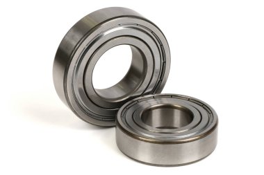 Stüdyo çekimi iki parlak krom derin yiv bilye dikey istiflenmiş, biri diğerinin üzerinde dinleniyor, temiz beyaz arka plan karşı izole