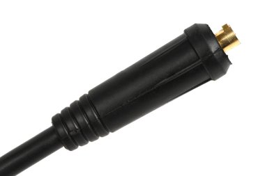 Pirinç uçlu siyah bir lastik kaynak kablosu kablosu tıkaçının yakın çekimi. Erkek süngüsü tarzı hızlı bağlantı beyaz üzerinde izole edildi.