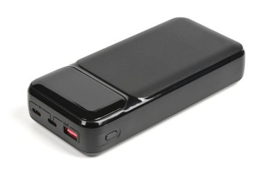 USB-A ve USB-C portlarını gösteren siyah taşınabilir bir güç bankasının açılı görüntüsü. Hızlı şarj olan dış batarya beyaza izole edildi.