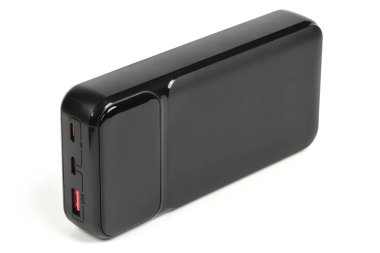 Siyah taşınabilir güç bankasının yüksek açılı perspektifi. Beyaz arka planda izole edilmiş akıllı telefonlar için parlak dış batarya paketi.