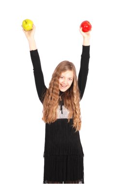 Kız tutarak taze elma