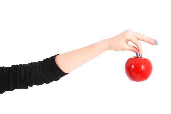 Mädchen hält einen roten Apfel in der Hand — Stockfoto