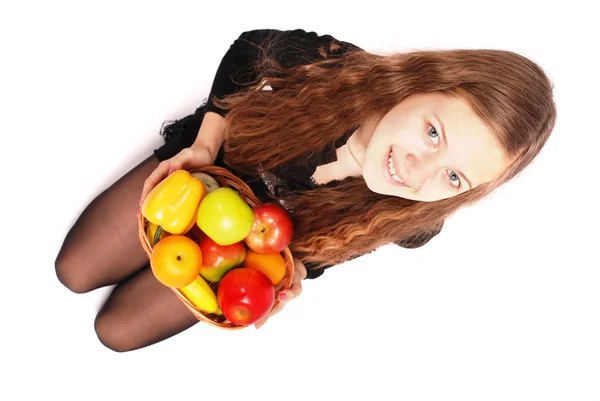 Девушка держит свежие фрукты — стоковое фото