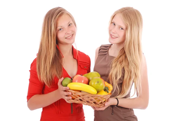 Due ragazzine con un cesto di frutta — Foto Stock