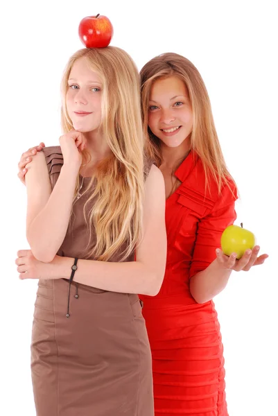 Dos chicas sosteniendo manzanas frescas —  Fotos de Stock