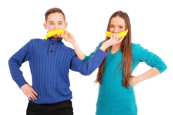 Menino e menina segurando bananas — Fotografia de Stock