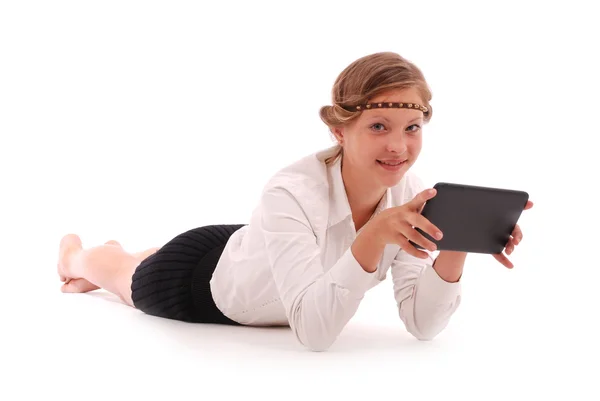Chica sostiene la tableta PC mientras miente —  Fotos de Stock