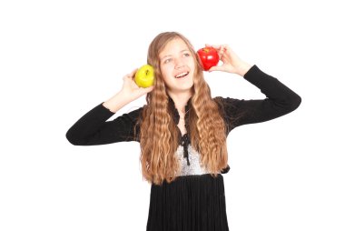 Kız tutarak taze elma