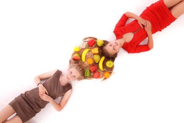 Ritratto due ragazze con peli e frutti intrecciati — Foto Stock