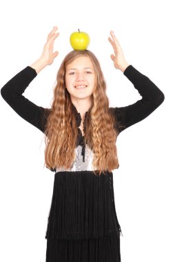 Kız tutarak taze elma