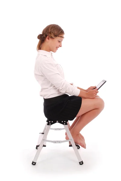 Dziewczyna patrząc na komputerze typu tablet siedząc na schodach — Zdjęcie stockowe