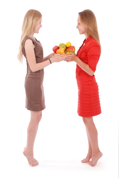 İki genç kız ile bir meyve sepeti — Stok fotoğraf