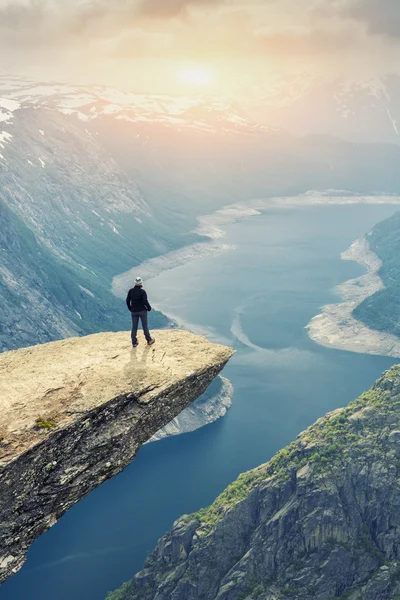 Norvégia hegyi tájra nyíló Trolltunga kilátás — Stock Fotó