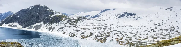 Panoramiczny widok na krajobraz górski Norwegia — Zdjęcie stockowe
