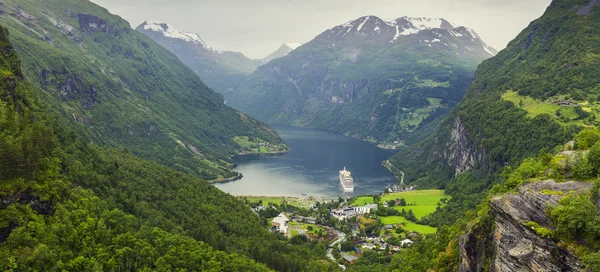 ノルウェーの山の風景のパノラマ ビュー — ストック写真